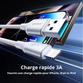 Câble USB charge rapide 3A pour iPhone, iPad et iPod, en gros plan devant un smartphone.