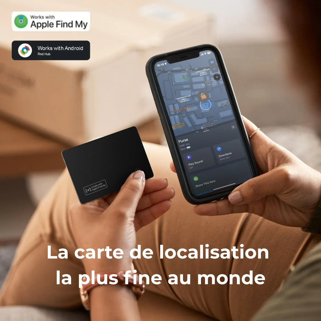 Carte de localisation noire compatible Apple Find My et Android, tenue devant smartphone en suivi GPS.