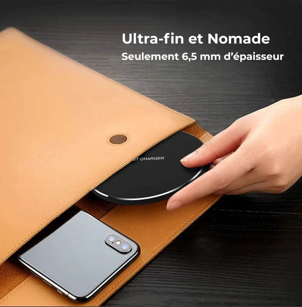Chargeur sans fil ultra-fin noir glissé dans une pochette avec smartphone, accessoire nomade.