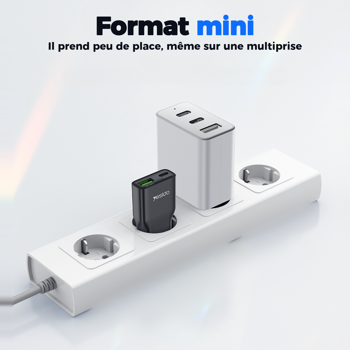 Format mini : le chargeur sur une multiprise à côté d'un chargeur classique plus gros