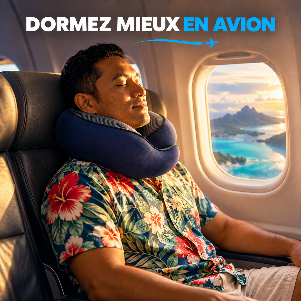Dormez mieux en avion : homme endormi avec le coussin de voyage bleu marine, vue sur un lagon par le hublot