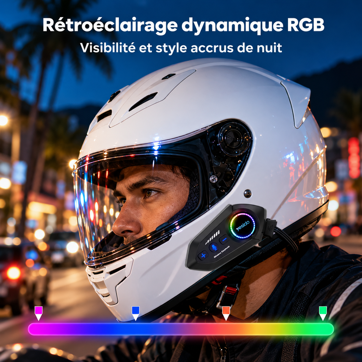 Kit Bluetooth moto avec rétroéclairage RGB sur un casque blanc, de nuit en ville