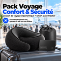 Pack Voyage Confort & Sécurité : coussin de voyage ergonomique noir, son sac et la Smart Card Tracker posés sur une valise à l'aéroport