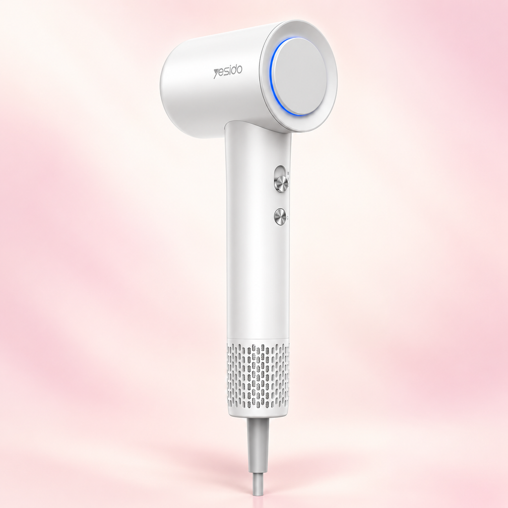 Sèche-cheveux ionique blanc vu de profil sur fond rose